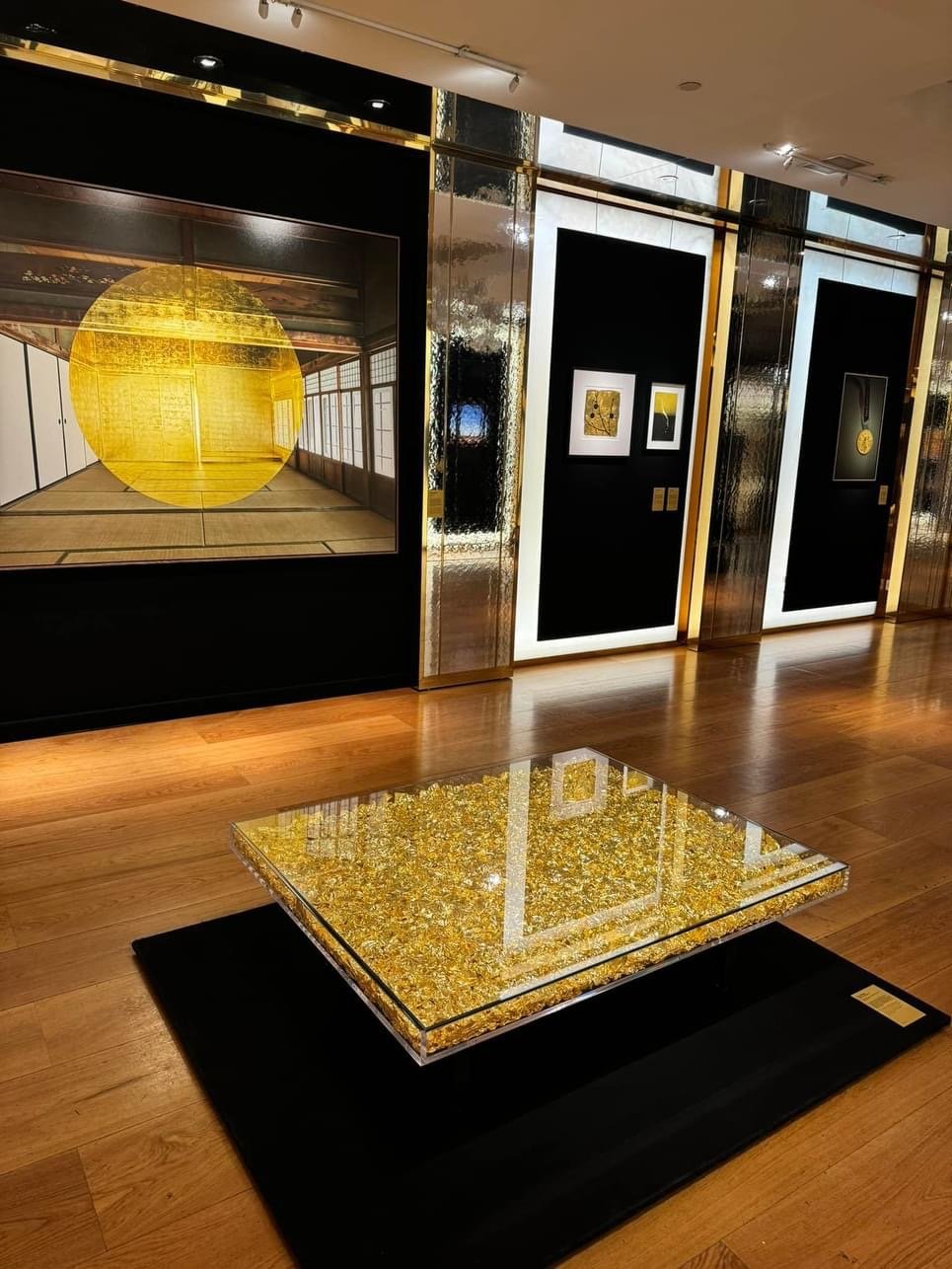 Histoire d’Or chez Guerlain : Une exposition éblouissante