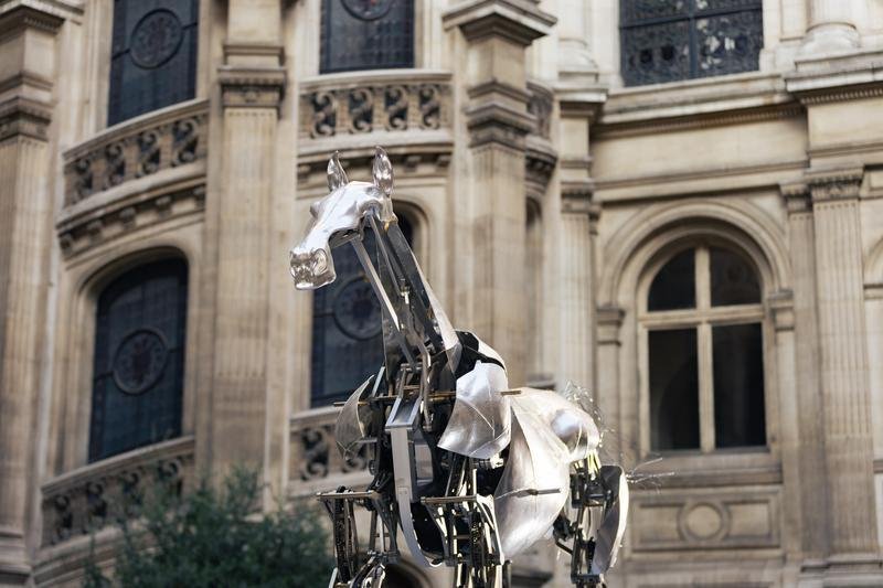 Le cheval métallique des JO de Paris 2024 s’expose à l’Hôtel de Ville