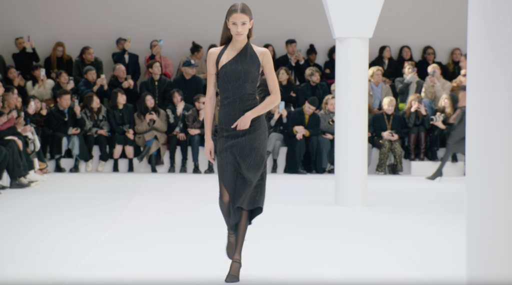 MODE Fashion Week de Paris, défilé Courrèges Printemps/été 2025 : Une vision futuriste et minimaliste sous le signe de l’eau